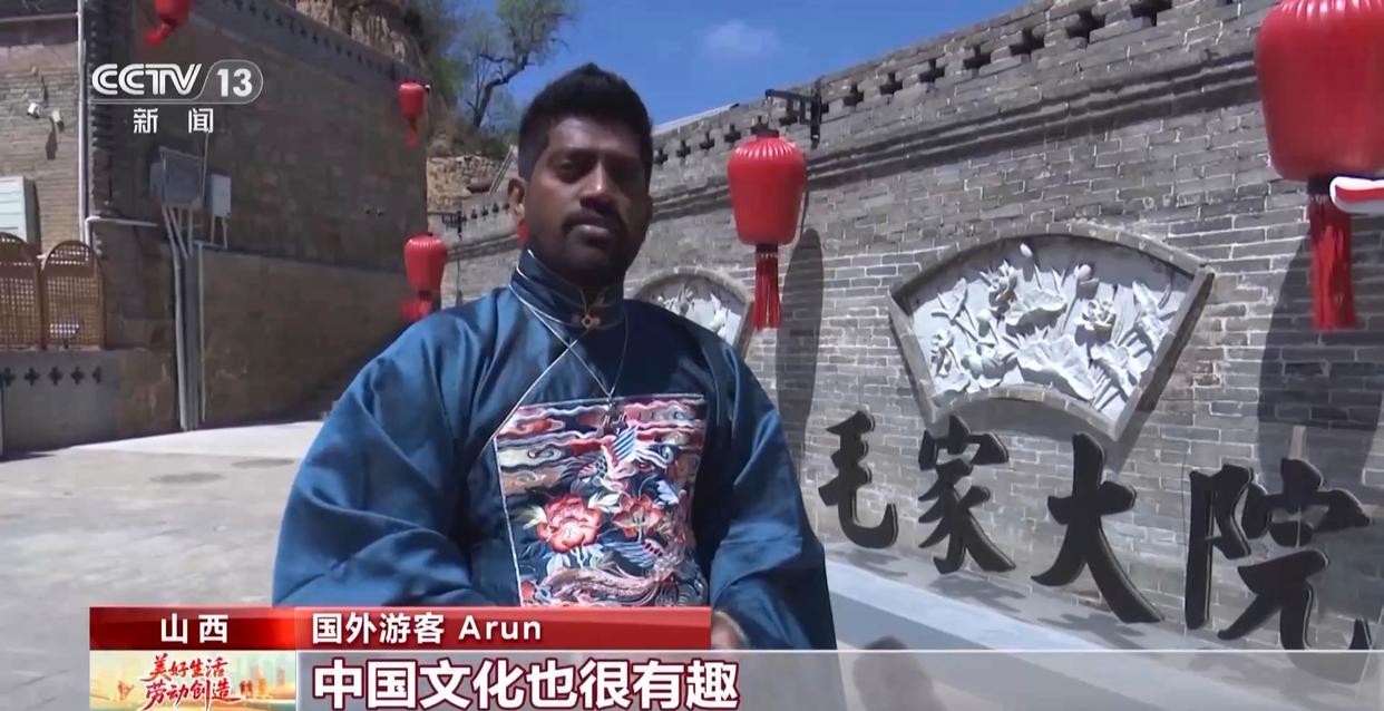 各地“好戏”轮番上演 这个假期很文艺